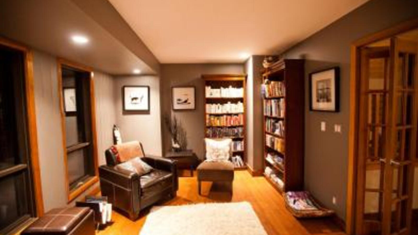 Bibliothèque confortable au Home Lodge Golden BC